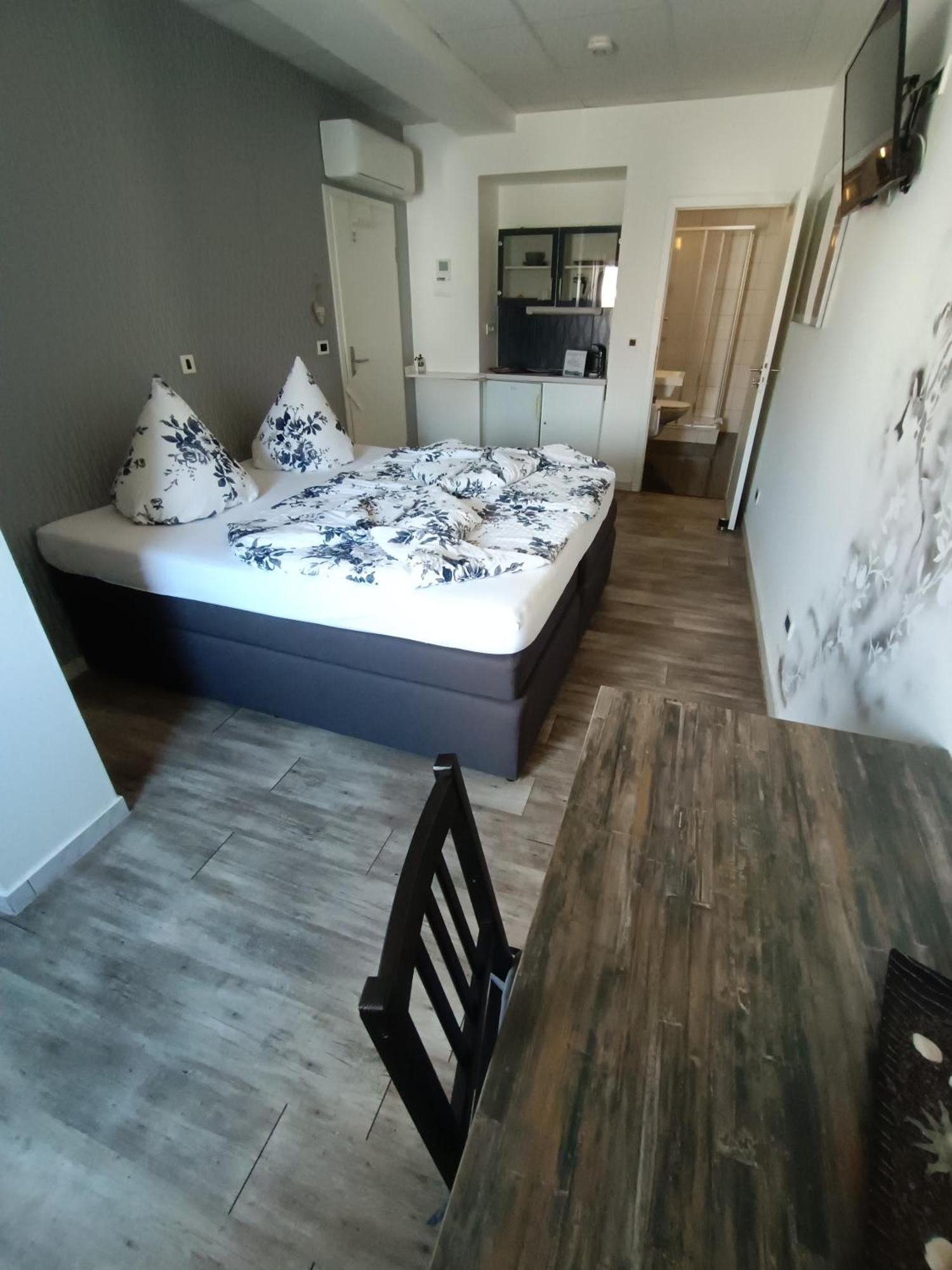 Boardinghouse Sinsheim Zentral Am Burgplatz Pansiyon Dış mekan fotoğraf