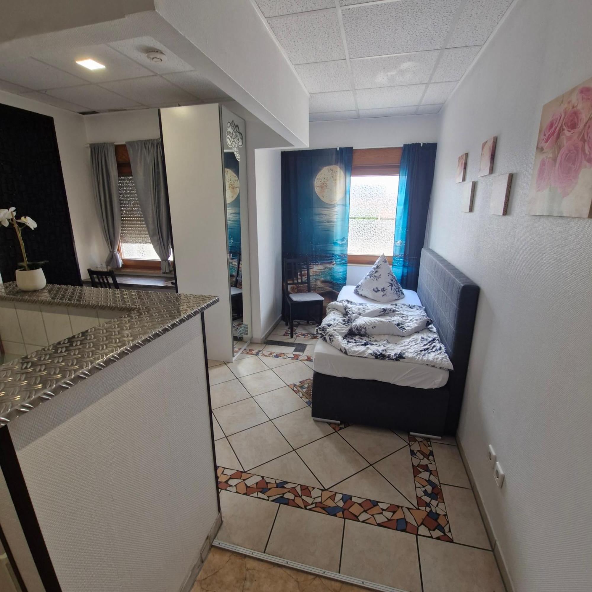 Boardinghouse Sinsheim Zentral Am Burgplatz Pansiyon Dış mekan fotoğraf