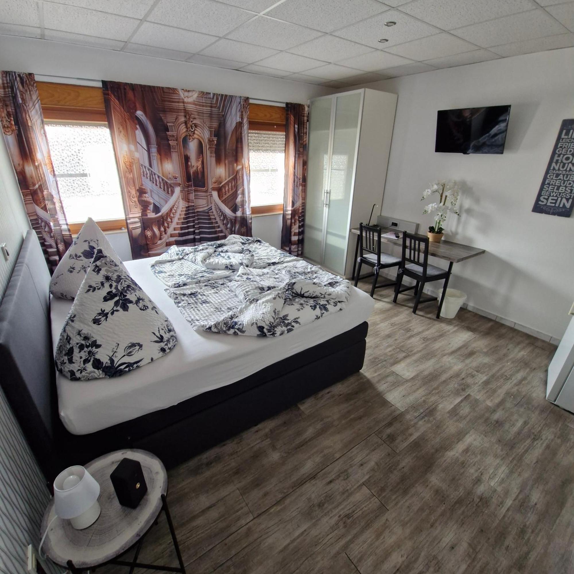 Boardinghouse Sinsheim Zentral Am Burgplatz Pansiyon Dış mekan fotoğraf