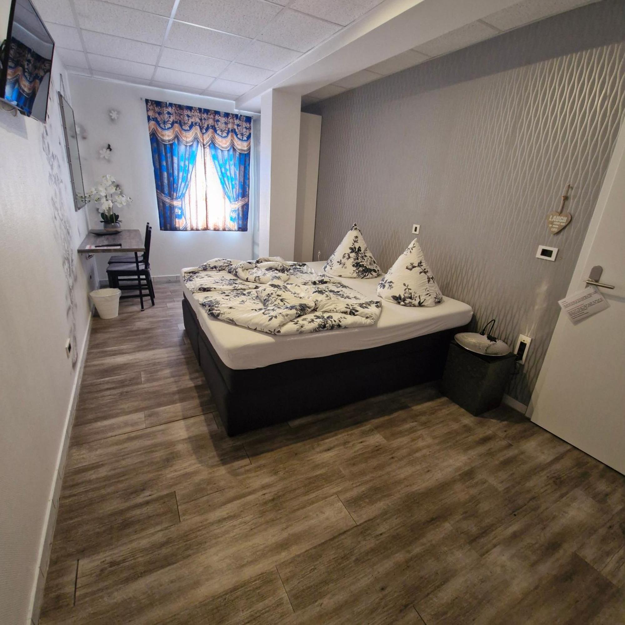 Boardinghouse Sinsheim Zentral Am Burgplatz Pansiyon Dış mekan fotoğraf